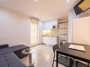 Bra i Premium Apartments with Outdoor Pool and Sauna - Two Bedroom Apartment with Balcony