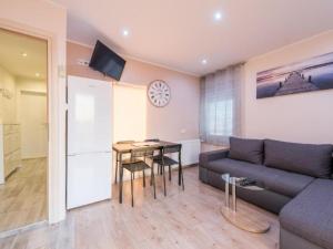 Bra i Premium Apartments with Outdoor Pool and Sauna - Two Bedroom Apartment with Balcony