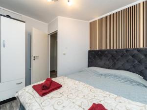 Bra i Premium Apartments with Outdoor Pool and Sauna - Two Bedroom Apartment with Balcony