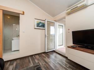 Bra i Premium Apartments with Outdoor Pool and Sauna - One Bedroom Apartment with Balcony
