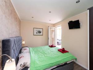 Bra i Premium Apartments with Outdoor Pool and Sauna - One Bedroom Apartment with Balcony