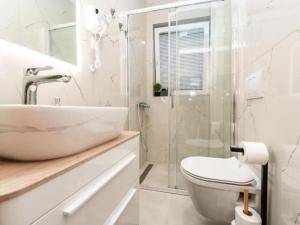Bra i Premium Apartments with Outdoor Pool and Sauna - One Bedroom Apartment with Balcony