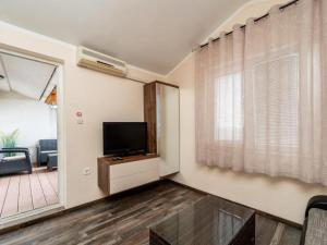 Bra i Premium Apartments with Outdoor Pool and Sauna - One Bedroom Apartment with Balcony