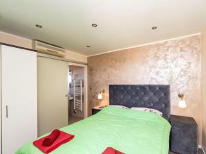 Bra i Premium Apartments with Outdoor Pool and Sauna - One Bedroom Apartment with Balcony