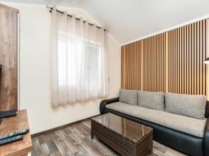 Bra i Premium Apartments with Outdoor Pool and Sauna - One Bedroom Apartment with Balcony