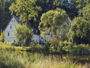 Riverside Flat for Two Guests