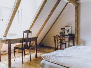 Riverside Flat for Two Guests