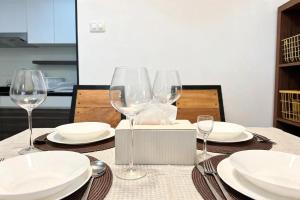 Bright 2BR - Pool, Gym & Rooftop Garden, Phuket Town Center