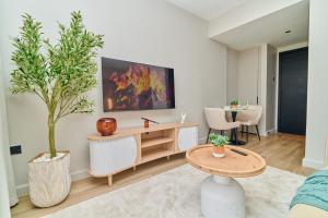 Altura Upper Hill Deluxe 5 - Rooftop Pool, Gym & Skyline Views