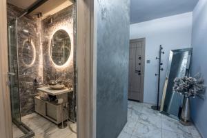 Roses Luxury Central Apartment