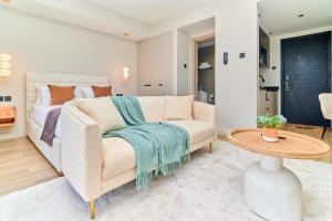 Altura Upper Hill Stylish Retreat 6 - Rooftop Pool, Gym & Skyline Views