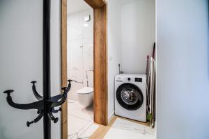 Apartment Central with Private Indoor Parking