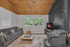 Charming Pocono Cabin - Firepit - Gazebo - Pet-Friendly