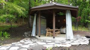 蓼科 北八ヶ岳 森の隠れ家ヴィラ---サウナ,屋根付BBQ house完備---標高1350M大自然のプライベート空間