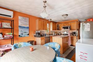 3BDRM-1.5Bath Home- walk to Salem-Beach-shops-pubs