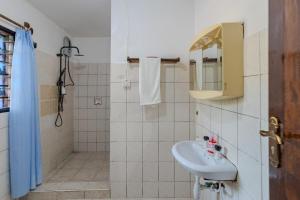 Auregi Diani Beachfront Villa