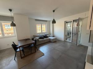 Capruzzi Apt - in the center opposite the station