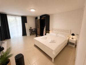 MODERN HOLIDAY APARTMENT Free Parking Free WiFi Fully Equipped 1 to 4 Guests