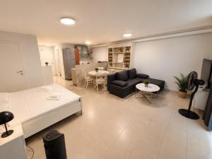 MODERN HOLIDAY APARTMENT Free Parking Free WiFi Fully Equipped 1 to 4 Guests