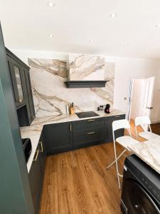 Contemporary Comfort - Sleeps 6