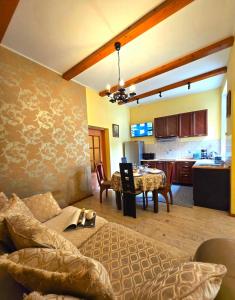 Old Town Casa Donna Cozy Five Bedroom Apartment with Stunning Old Town Views-Steps from Dome Square and Presidential Castle-Friends & Family stay