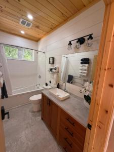 Dock 124 - Adults Only, Waterfront B&B
