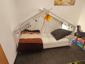 2 Gästezimmer mit zwei Einzelbetten und einem Schlafsofa