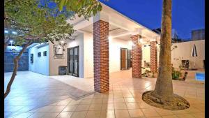 One story house, private pool, walk to beachfront