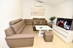 Charming 2-Bedroom Apartment with Stunning Views in Vir