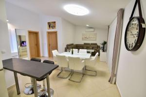 Charming 2-Bedroom Apartment with Stunning Views in Vir