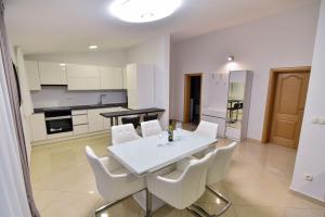 Charming 2-Bedroom Apartment with Stunning Views in Vir