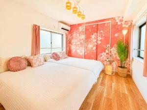 LEON RESORT HOTEL Max 9 people USJ 5 min Nanba 12 min Osaka Station 5 min Chidoribashi 5 min Shinsaibashi Osaka Castle 14 min The best location for sightseeing in Osaka USJ5分 なんば12分 大阪駅5分 千鳥橋5分 心斎橋大阪城14分