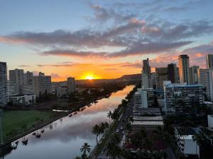 Remodeled Waikiki 2BR 2BA 34th Fl Ocean View