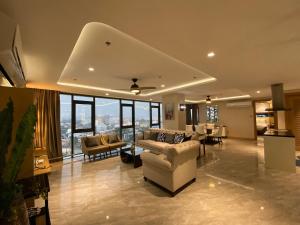 2BR 2BA High Rise Luxury Panoramic Views