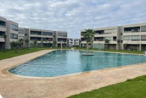Appartment avec un grand piscine