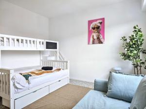 Central family flat with balcony & lake views