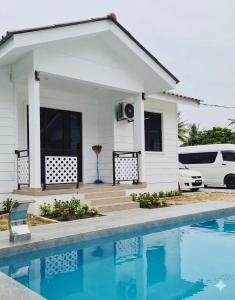 4BR Family Cottage 200m to Beach with Pool, WiFi and Netflix