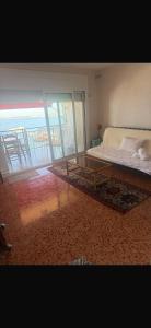 Appartement Roses 4 couchages, pied de la plage, balcon, vue panoramique, parking, serviettes de bain, linge de maison