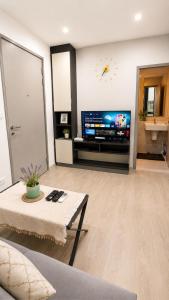 Condo with Rooftop Pool at Excellent Location
