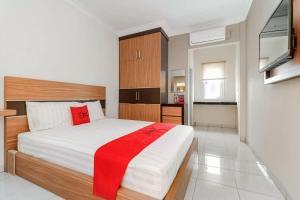 RedDoorz Plus near Palembang Square Mall