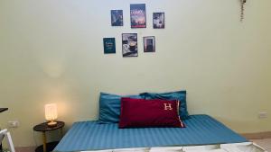 Căn phòng nhiều ánh sáng và bàn làm việc lớn