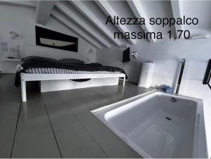 Loft due livelli di design pubblicato su riviste architettura con due posti auto