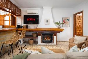 Villa Nerja with Pool, BBQ, Games & Fireplace