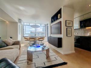 Vivia - Central & secure remote-work 3 bedroom apartment with ACs