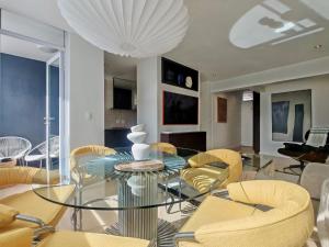 Vivia - Central & secure remote-work 3 bedroom apartment with ACs
