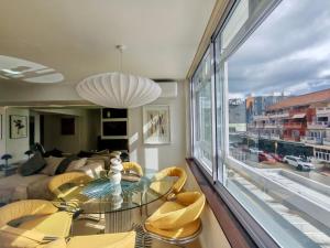 Vivia - Central & secure remote-work 3 bedroom apartment with ACs