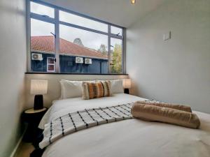 Vivia - Central & secure remote-work 3 bedroom apartment with ACs