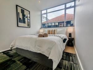 Vivia - Central & secure remote-work 3 bedroom apartment with ACs