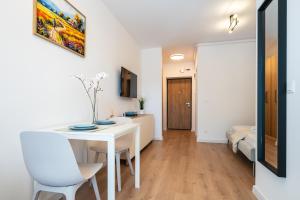 Hills Titanium - Sunny Studio with City Views