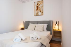Hills Titanium - Sunny Studio with City Views
